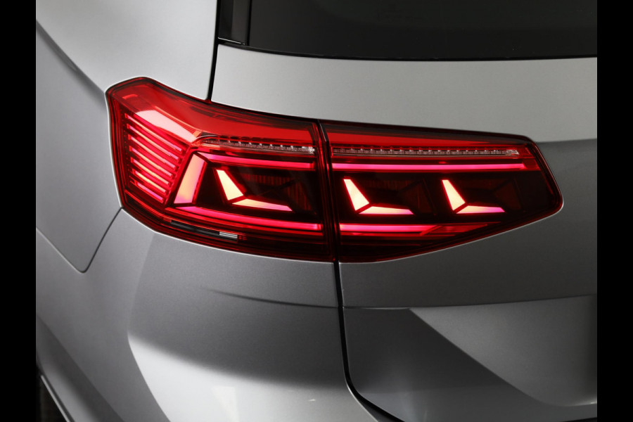 Volkswagen Passat Variant 1.5 TSI R-Line Business 150 pk Automaat (DSG) | Verlengde garantie | Navigatie | Parkeersensoren | Achteruitrijcamera | Stoelverwarming | Matrix LED koplampen |