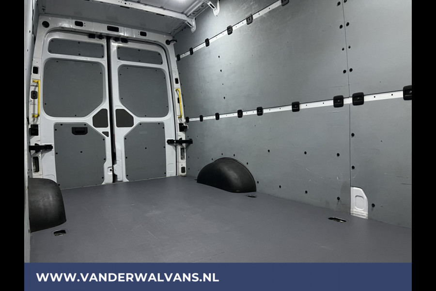 Volkswagen Crafter 2.0 TDI 141pk L4H3 L3H2 Euro6 ** Airco | 3000kg trekhaak | Cruisecontrol | Parkeersensoren Bijrijdersbank