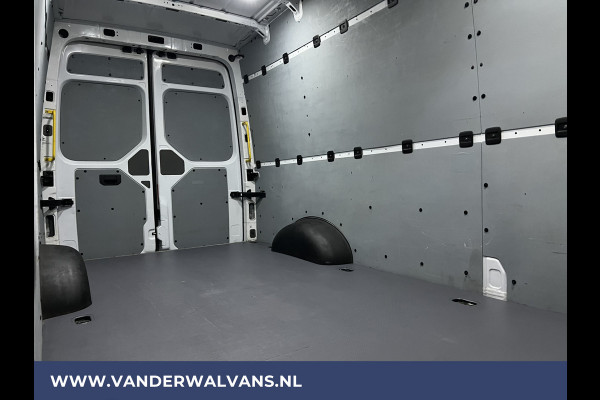 Volkswagen Crafter 2.0 TDI 141pk L4H3 L3H2 Euro6 ** Airco | 3000kg trekhaak | Cruisecontrol | Parkeersensoren Bijrijdersbank