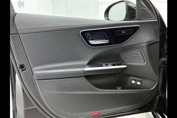 Mercedes-Benz C-Klasse Estate 300 e AMG Line(Dealer OnderH, Panorama, Sfeer verlichting, StoelV, Carplay, Parkeersensoren, Etc)
