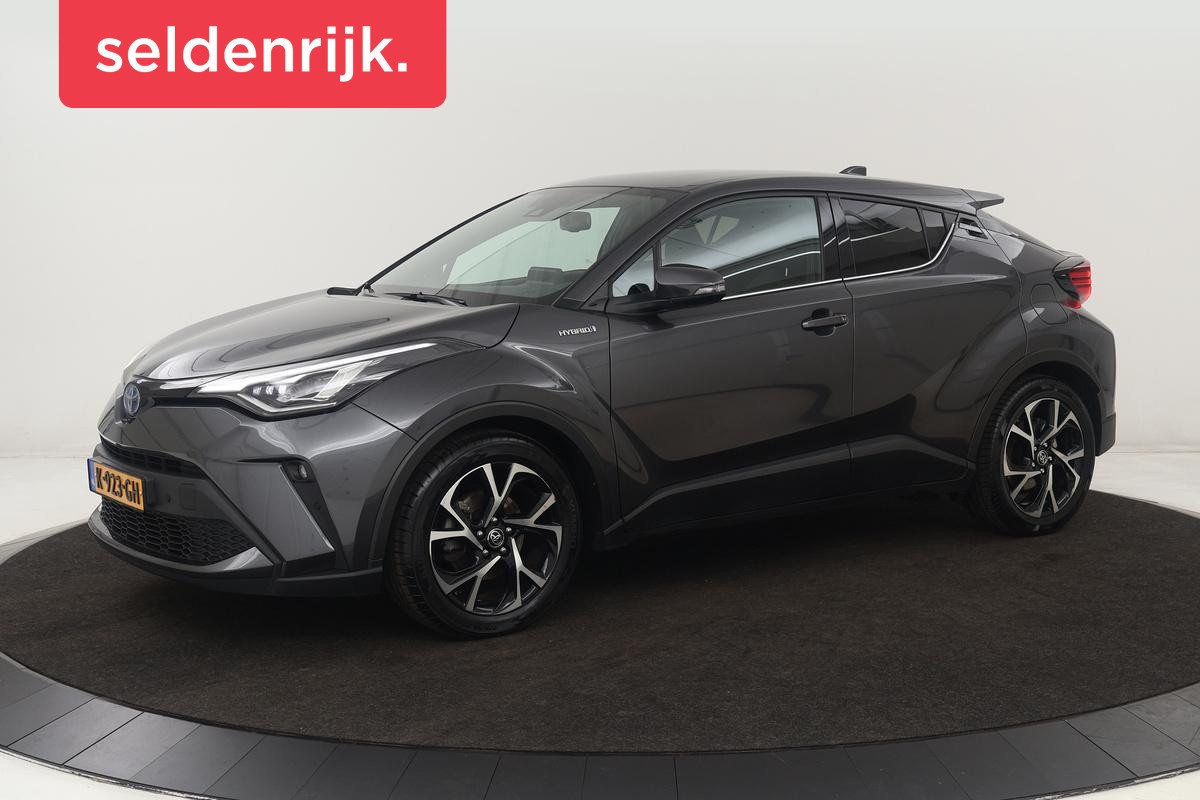 Toyota C-HR 2.0 Hybrid First Edition | 184pk | Stoelverwarming | Carplay | Adaptive cruise | Trekhaak | Camera | Navigatie | Full LED Toyota C-HR 2.0 Hybrid First Edition | 184pk | Stoelverwarming | Carplay | Adaptive cruise | Trekhaak | Camera | Navigatie | Full LED