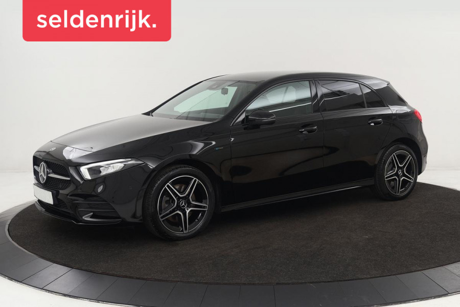 Mercedes-Benz A-Klasse 250e AMG Night | Carplay | Stoelverwarming | Camera | Leder/Alcantara | Full LED | Sfeerverlichting | Park Assist | Navigatie