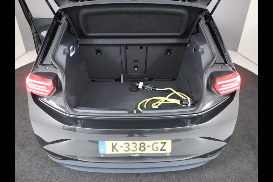 Volkswagen ID.3 First Plus 58 kWh 204 pk | Navigatie | Parkeersensoren | Achteruitrijcamera | Adaptieve cruise control | Matrix LED koplampen | Stoelverwarming |