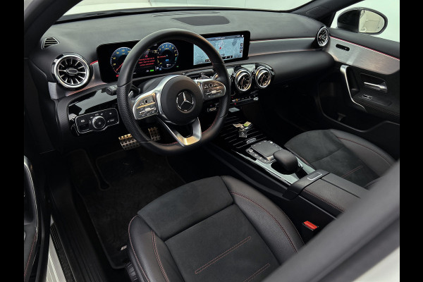 Mercedes-Benz A-Klasse 250 e AMG Plug-In Hybride | 5 spaaks lichtmetalen velgen | MBUX wide screen | Navigatie | Parking support met camera achter | Inclusief 24 maanden Mercedes-Benz Certified garantie voor Europa.