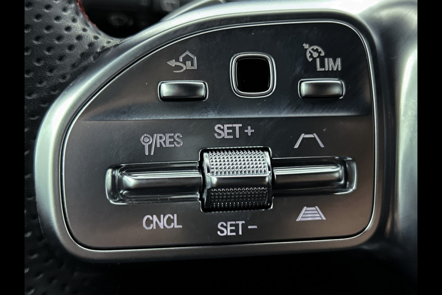 Mercedes-Benz A-Klasse 250 e AMG Plug-In Hybride | 5 spaaks lichtmetalen velgen | MBUX wide screen | Navigatie | Parking support met camera achter | Inclusief 24 maanden Mercedes-Benz Certified garantie voor Europa.