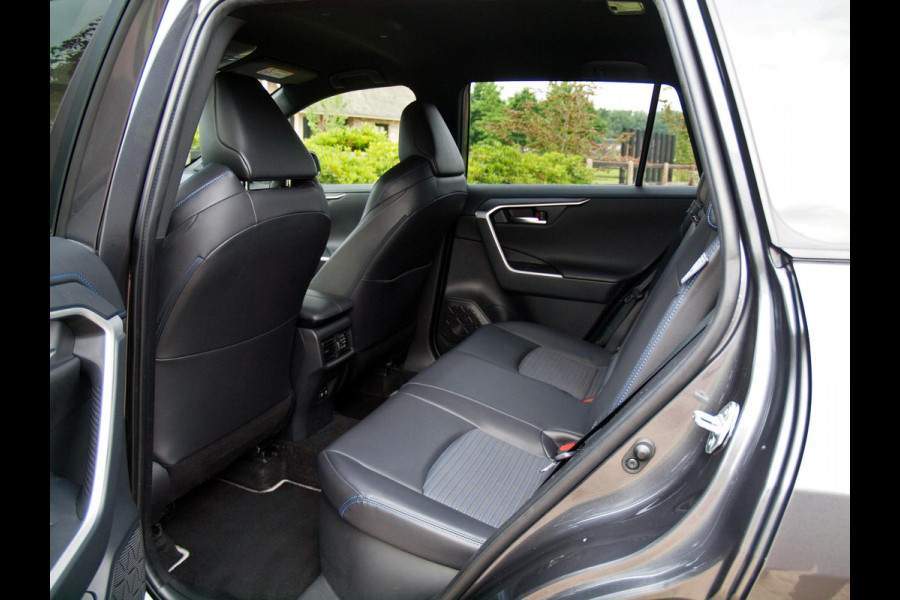Toyota RAV4 2.5 Hybrid AWD Bi-Tone | Camera | Apple Carplay | Trekhaak 1650 KG trekgewicht | Alarm | JBL | NL-Auto |