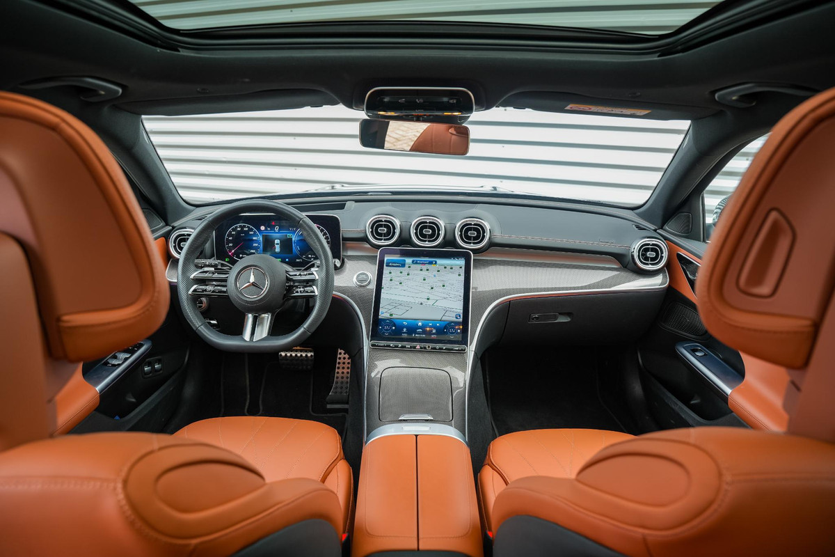 Mercedes-Benz C-Klasse Estate 300 e AMG Line Panoramadak Luxe Leder Adapt. Cruise Headup Display LED Trekhaak 18''LM 1e Eigenaar Mercedes-Benz C-Klasse Estate 300 e AMG Line Panoramadak Luxe Leder Adapt. Cruise Headup Display LED Trekhaak 18''LM 1e Eigenaar