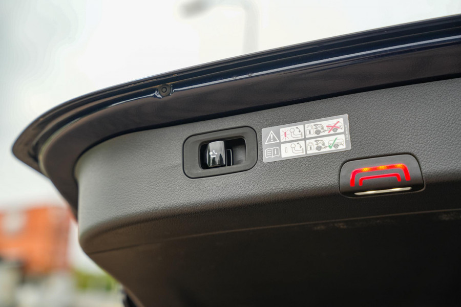 Mercedes-Benz C-Klasse Estate 300 e AMG Line Panoramadak Luxe Leder Adapt. Cruise Headup Display LED Trekhaak 18''LM 1e Eigenaar