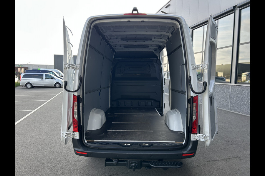 Mercedes-Benz Sprinter 319 CDI L2 H2 3.0 V6 / 3500KG Trekhaak / 360 Camera / MBUX / Navigatie / Cruise control / Airco / 270 Graden achterdeuren