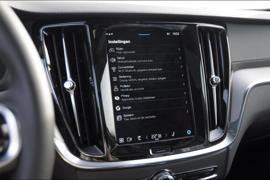 Volvo V60 T6 350PK Automaat Plug-in hybrid AWD Ultra Bright DEMO Roy Long range / Head-up display / Harman Kardon audio / Panoramadak / BLIS / Elektrisch bedienbare voorstoelen / Memory seats / Verwarmbare stoelen / Keyless entry /