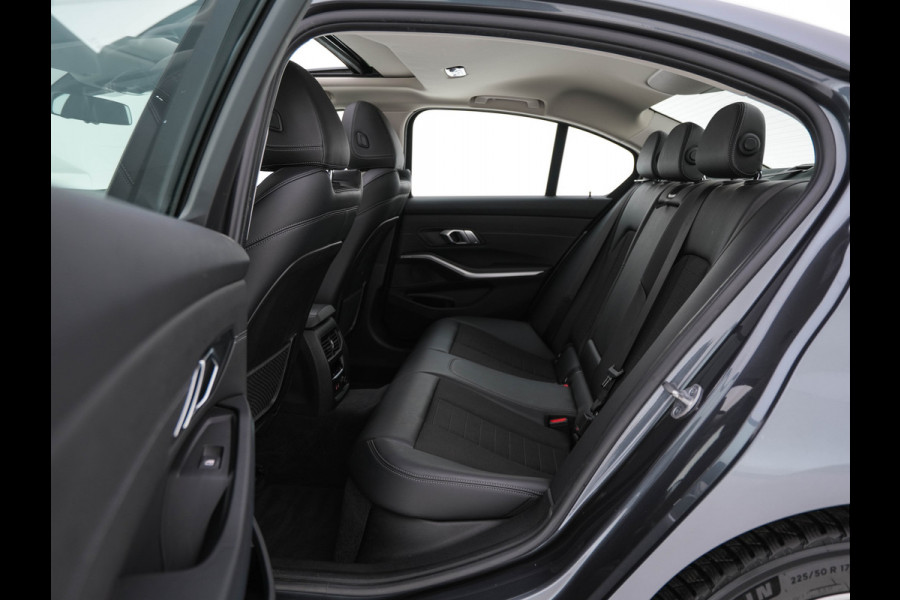 BMW 3-serie 320i Executive Edition Sport-Line Aut. *PANO | LEATHER-MICROFIBRE | FULL-LED | DIGI-COCKPIT | SPORT-SEATS | HIFI-SOUND | NAVI-FULLMAP | AMBIENT-LIGHT | ECC | CARPLAY | DAB | PDC | CRUISE | 17''ALU*