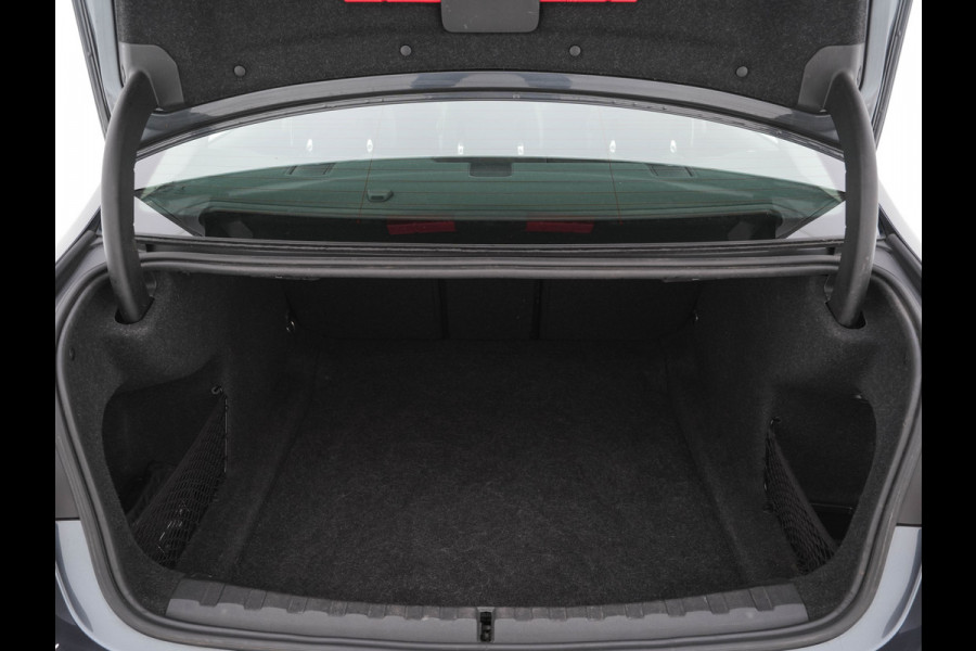 BMW 3-serie 320i Executive Edition Sport-Line Aut. *PANO | LEATHER-MICROFIBRE | FULL-LED | DIGI-COCKPIT | SPORT-SEATS | HIFI-SOUND | NAVI-FULLMAP | AMBIENT-LIGHT | ECC | CARPLAY | DAB | PDC | CRUISE | 17''ALU*