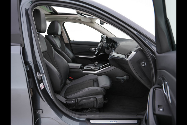 BMW 3-serie 320i Executive Edition Sport-Line Aut. *PANO | LEATHER-MICROFIBRE | FULL-LED | DIGI-COCKPIT | SPORT-SEATS | HIFI-SOUND | NAVI-FULLMAP | AMBIENT-LIGHT | ECC | CARPLAY | DAB | PDC | CRUISE | 17''ALU*