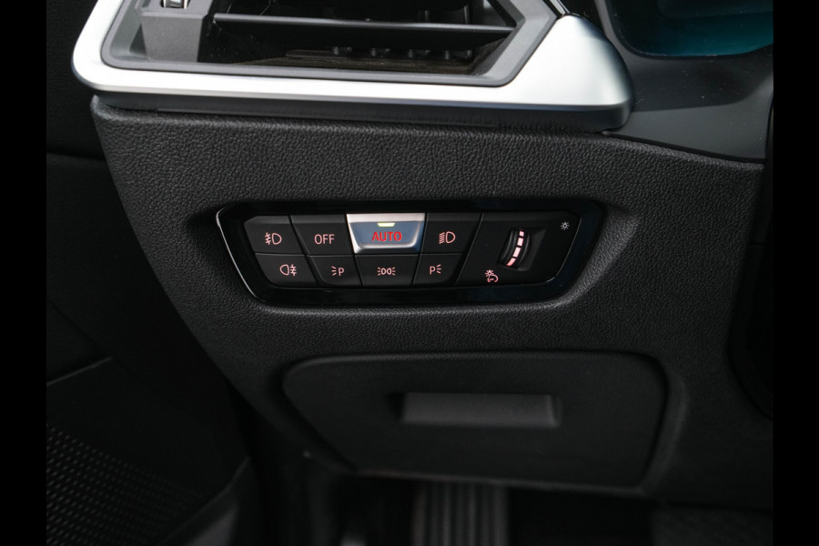 BMW 3-serie 320i Executive Edition Sport-Line Aut. *PANO | LEATHER-MICROFIBRE | FULL-LED | DIGI-COCKPIT | SPORT-SEATS | HIFI-SOUND | NAVI-FULLMAP | AMBIENT-LIGHT | ECC | CARPLAY | DAB | PDC | CRUISE | 17''ALU*