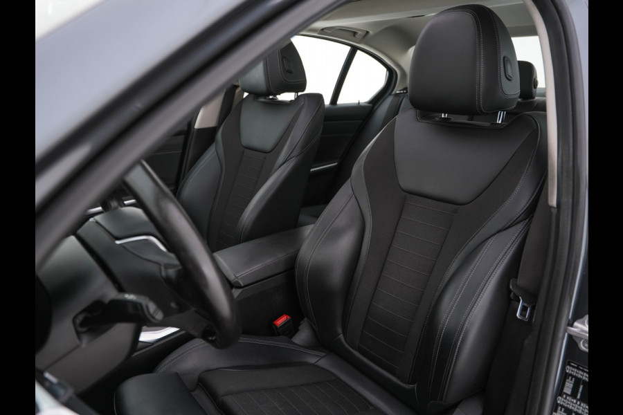 BMW 3-serie 320i Executive Edition Sport-Line Aut. *PANO | LEATHER-MICROFIBRE | FULL-LED | DIGI-COCKPIT | SPORT-SEATS | HIFI-SOUND | NAVI-FULLMAP | AMBIENT-LIGHT | ECC | CARPLAY | DAB | PDC | CRUISE | 17''ALU*