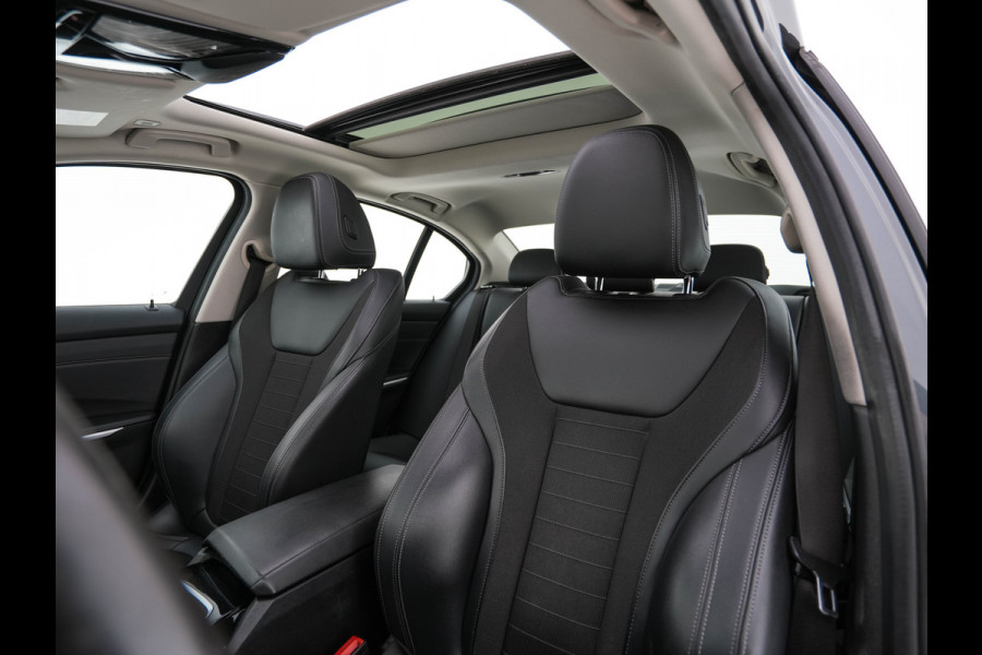 BMW 3-serie 320i Executive Edition Sport-Line Aut. *PANO | LEATHER-MICROFIBRE | FULL-LED | DIGI-COCKPIT | SPORT-SEATS | HIFI-SOUND | NAVI-FULLMAP | AMBIENT-LIGHT | ECC | CARPLAY | DAB | PDC | CRUISE | 17''ALU*