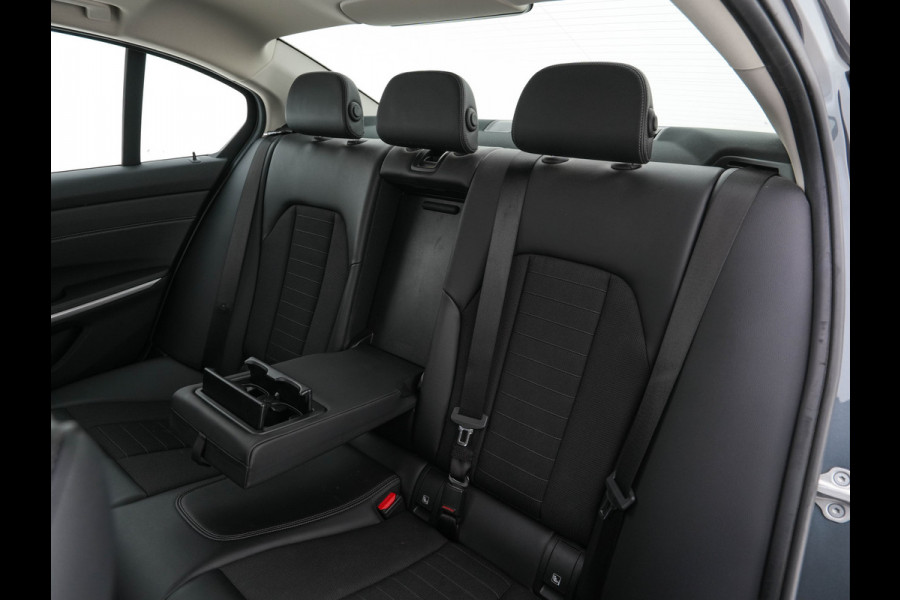 BMW 3-serie 320i Executive Edition Sport-Line Aut. *PANO | LEATHER-MICROFIBRE | FULL-LED | DIGI-COCKPIT | SPORT-SEATS | HIFI-SOUND | NAVI-FULLMAP | AMBIENT-LIGHT | ECC | CARPLAY | DAB | PDC | CRUISE | 17''ALU*