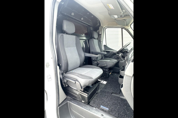 Renault Master T33 2.3 dCi L2H2 Trekhaak Navi TOP STAAT!