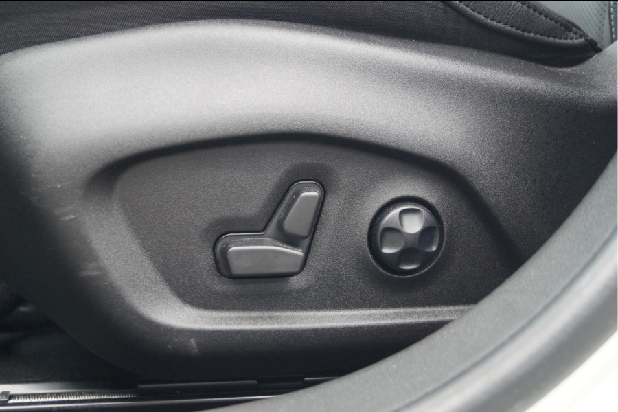 Jeep Compass 4xe 240 Plug-in Hybrid Electric S | Winterpack | Lederen bekleding | 19" lichtmetalen velgen | Apple/Android Carplay