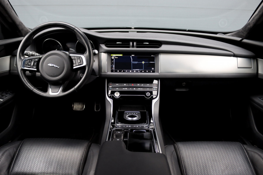 Jaguar XF 2.0t 250 PK Chequered Flag Aut8 | Stoelverwarming | Keyless Entry | Camera | DAB | Leder | Android Auto/Apple Carplay | Alcantara Hemel | Navigatie Pro |