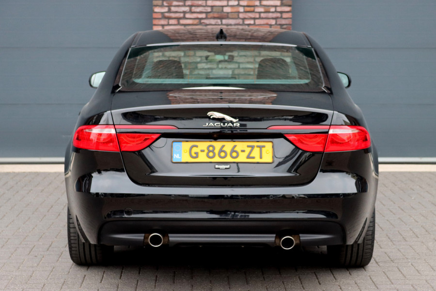 Jaguar XF 2.0t 250 PK Chequered Flag Aut8 | Stoelverwarming | Keyless Entry | Camera | DAB | Leder | Android Auto/Apple Carplay | Alcantara Hemel | Navigatie Pro |