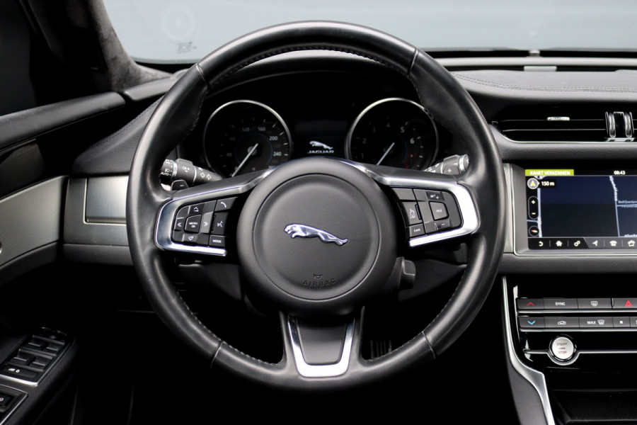 Jaguar XF 2.0t 250 PK Chequered Flag Aut8 | Stoelverwarming | Keyless Entry | Camera | DAB | Leder | Android Auto/Apple Carplay | Alcantara Hemel | Navigatie Pro |