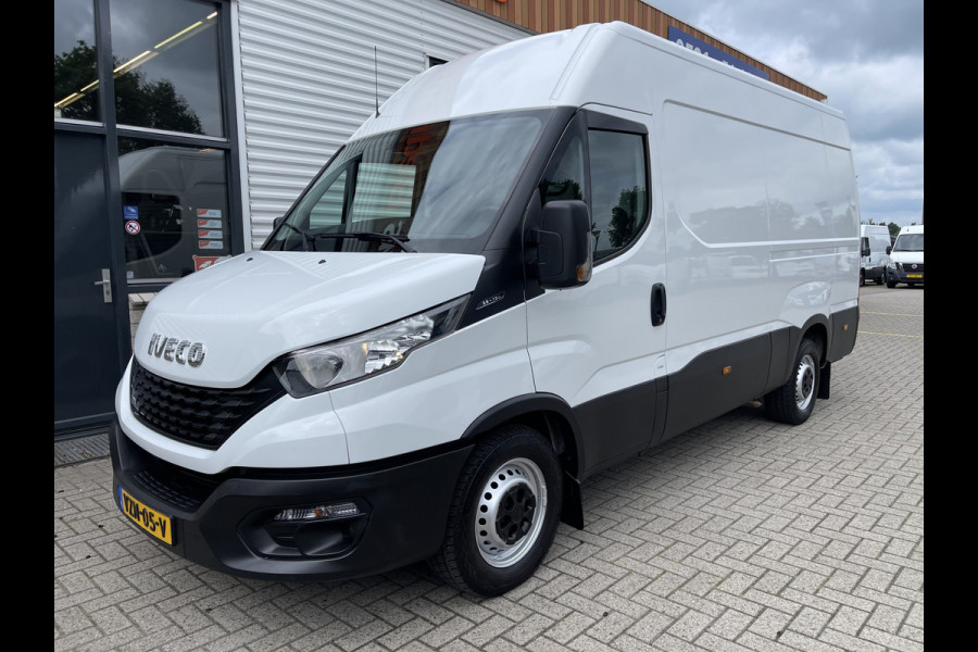 Iveco Daily 35S16V 2.3 L2H2 160pk / vaste prijs rijklaar € 21.950 ex btw / bpm vrij / euro 6 diesel / lease vanaf € 358 / airco / pdc en opstap achter / trekhaak 3500 kg !