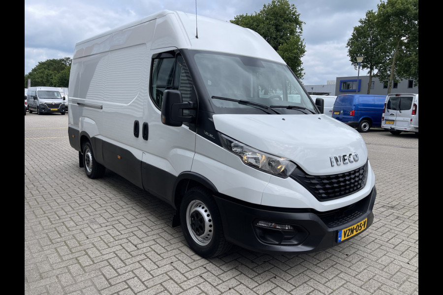 Iveco Daily 35S16V 2.3 L2H2 160pk / vaste prijs rijklaar € 21.950 ex btw / bpm vrij / euro 6 diesel / lease vanaf € 358 / airco / pdc en opstap achter / trekhaak 3500 kg !