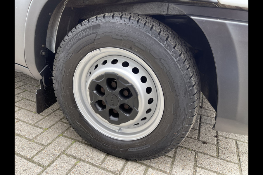 Iveco Daily 35S16V 2.3 L2H2 160pk / vaste prijs rijklaar € 21.950 ex btw / bpm vrij / euro 6 diesel / lease vanaf € 358 / airco / pdc en opstap achter / trekhaak 3500 kg !
