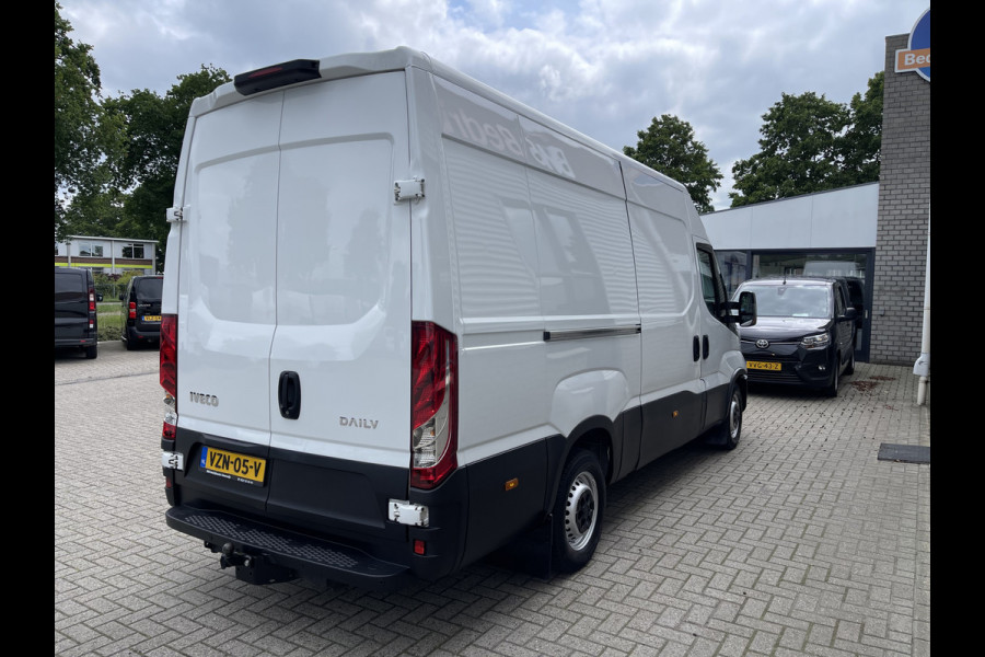 Iveco Daily 35S16V 2.3 L2H2 160pk / vaste prijs rijklaar € 21.950 ex btw / bpm vrij / euro 6 diesel / lease vanaf € 358 / airco / pdc en opstap achter / trekhaak 3500 kg !