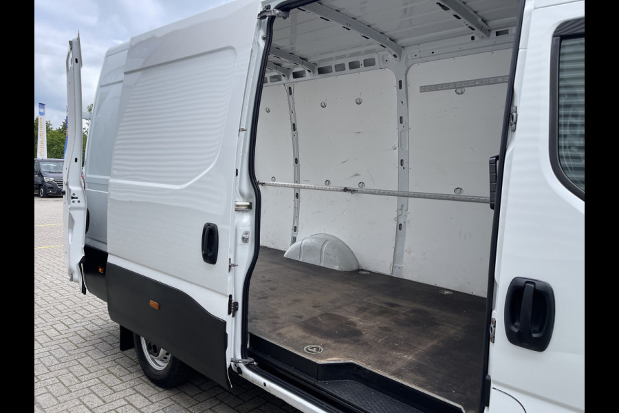 Iveco Daily 35S16V 2.3 L2H2 160pk / vaste prijs rijklaar € 21.950 ex btw / bpm vrij / euro 6 diesel / lease vanaf € 358 / airco / pdc en opstap achter / trekhaak 3500 kg !