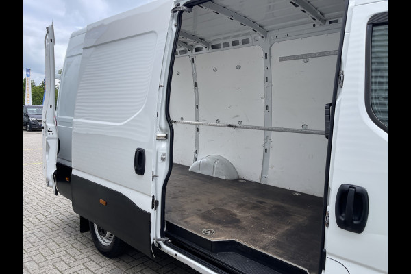 Iveco Daily 35S16V 2.3 L2H2 160pk / vaste prijs rijklaar € 21.950 ex btw / bpm vrij / euro 6 diesel / lease vanaf € 358 / airco / pdc en opstap achter / trekhaak 3500 kg !