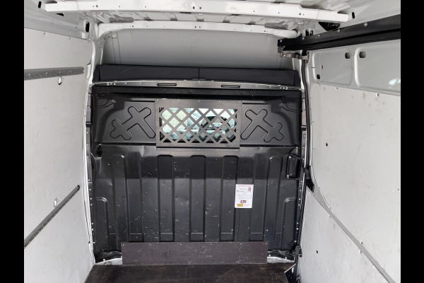 Iveco Daily 35S16V 2.3 L2H2 160pk / vaste prijs rijklaar € 21.950 ex btw / bpm vrij / euro 6 diesel / lease vanaf € 358 / airco / pdc en opstap achter / trekhaak 3500 kg !