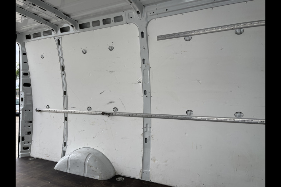 Iveco Daily 35S16V 2.3 L2H2 160pk / vaste prijs rijklaar € 21.950 ex btw / bpm vrij / euro 6 diesel / lease vanaf € 358 / airco / pdc en opstap achter / trekhaak 3500 kg !