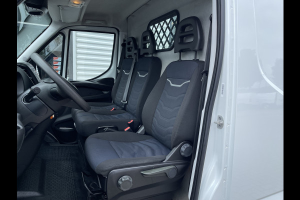 Iveco Daily 35S16V 2.3 L2H2 160pk / vaste prijs rijklaar € 21.950 ex btw / bpm vrij / euro 6 diesel / lease vanaf € 358 / airco / pdc en opstap achter / trekhaak 3500 kg !