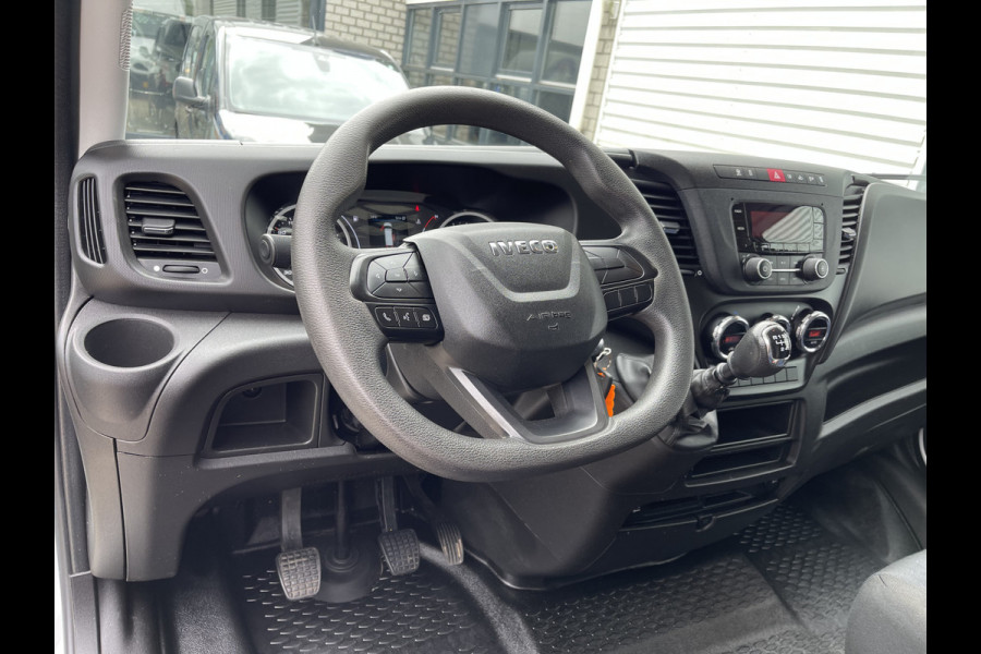Iveco Daily 35S16V 2.3 L2H2 160pk / vaste prijs rijklaar € 21.950 ex btw / bpm vrij / euro 6 diesel / lease vanaf € 358 / airco / pdc en opstap achter / trekhaak 3500 kg !