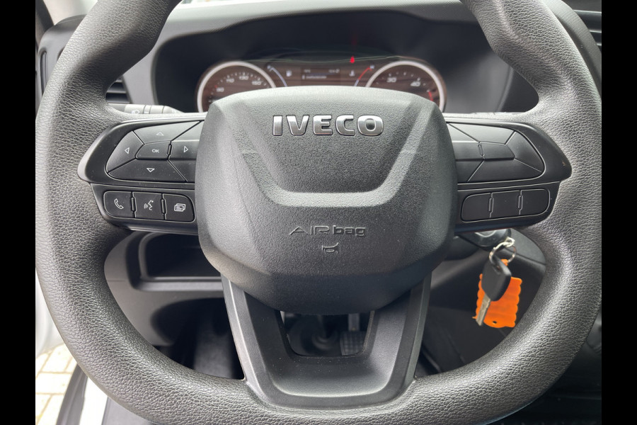 Iveco Daily 35S16V 2.3 L2H2 160pk / vaste prijs rijklaar € 21.950 ex btw / bpm vrij / euro 6 diesel / lease vanaf € 358 / airco / pdc en opstap achter / trekhaak 3500 kg !