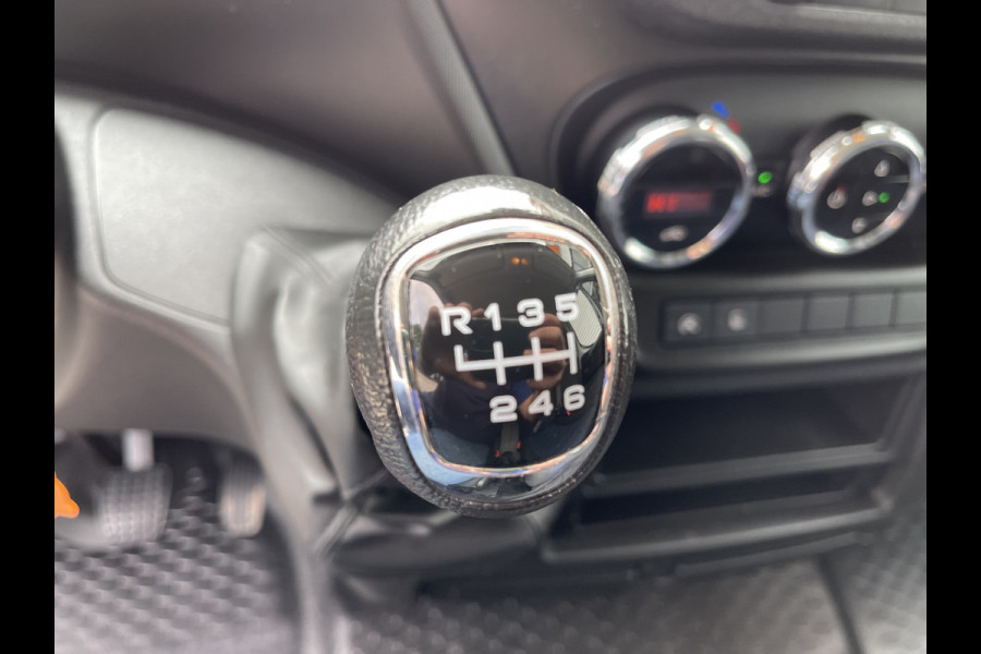 Iveco Daily 35S16V 2.3 L2H2 160pk / vaste prijs rijklaar € 21.950 ex btw / bpm vrij / euro 6 diesel / lease vanaf € 358 / airco / pdc en opstap achter / trekhaak 3500 kg !