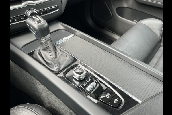 Volvo XC60 2.0 T5 Momentum Pro | ACC | Leder | Trekhaak | Pano | Intellisafe Pro Line | Navi |