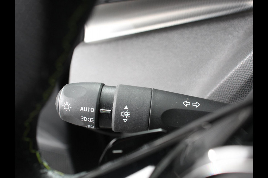 Peugeot 308 1.2 PureTech GT | DEMO ! | Climate control Adaptive cruise control Parkeersensoren Achteruitrijcamera Navigatie Voorstoelen verwarmd LED Apple Carplay/ Android Auto