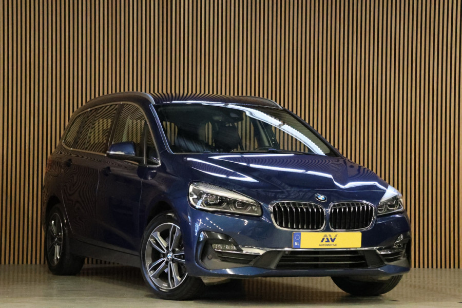 BMW 2 Serie Gran Tourer 218i Luxury Line | 7-Zitter | HUD | Lederen bekleding | Stoel- en stuurverwarming | Navigatie | Camera | Adaptieve L Sportstoelen | Alarm Klasse 3 | Elek. achterklep | DAB | Dealer onderhouden | NAP Logisch