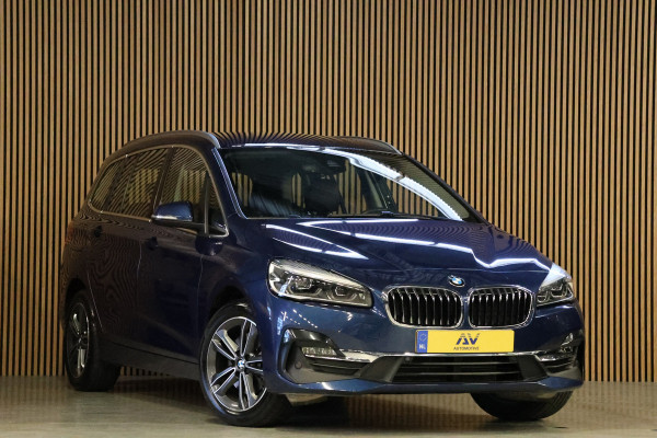 BMW 2 Serie Gran Tourer 218i Luxury Line | 7-Zitter | HUD | Lederen bekleding | Stoel- en stuurverwarming | Navigatie | Camera | Adaptieve L Sportstoelen | Alarm Klasse 3 | Elek. achterklep | DAB | Dealer onderhouden | NAP Logisch