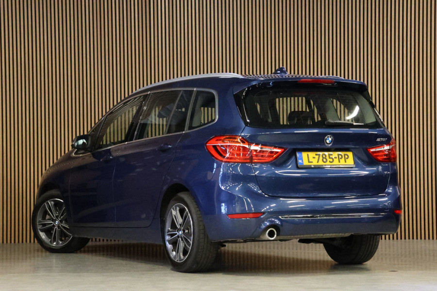 BMW 2 Serie Gran Tourer 218i Luxury Line | 7-Zitter | HUD | Lederen bekleding | Stoel- en stuurverwarming | Navigatie | Camera | Adaptieve L Sportstoelen | Alarm Klasse 3 | Elek. achterklep | DAB | Dealer onderhouden | NAP Logisch