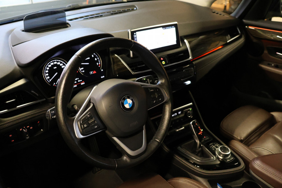 BMW 2 Serie Gran Tourer 218i Luxury Line | 7-Zitter | HUD | Lederen bekleding | Stoel- en stuurverwarming | Navigatie | Camera | Adaptieve L Sportstoelen | Alarm Klasse 3 | Elek. achterklep | DAB | Dealer onderhouden | NAP Logisch