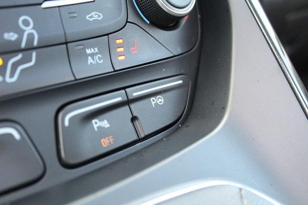 Ford Kuga 1.5 EcoBoost 150PK ST Line | Panoramadak | Trekhaak | Xenon | Winterpack