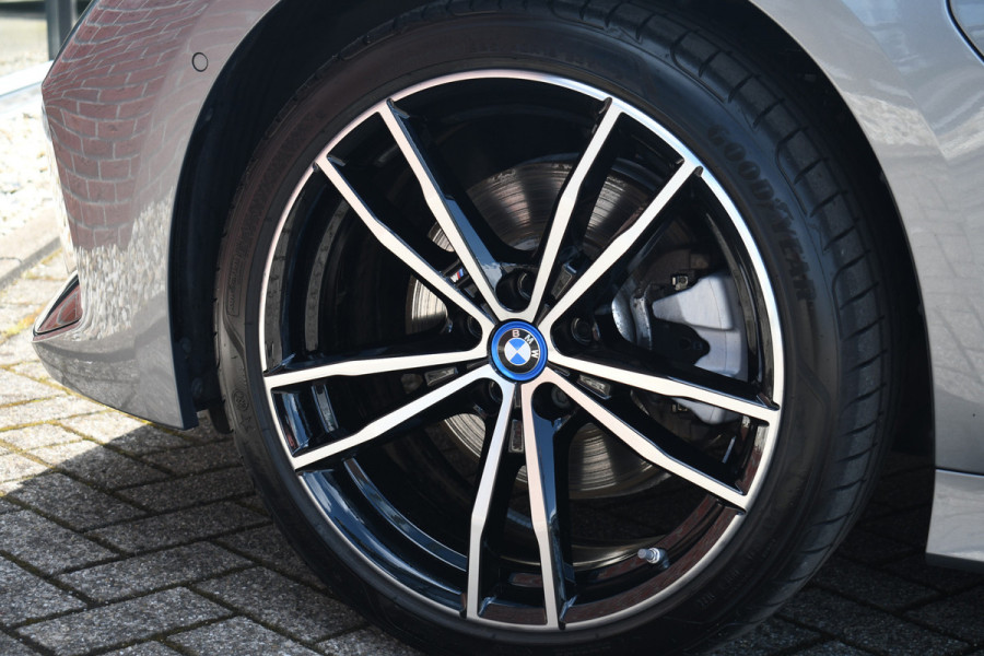 BMW 3 Serie Touring 330e xDrive M-Sport Pano ACC 360 H/K El-zetels HUD 19inch