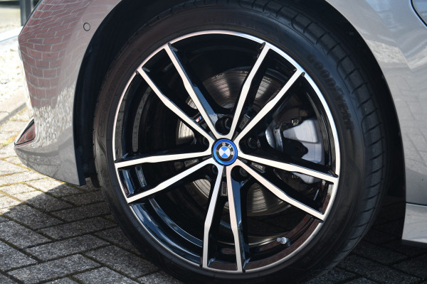 BMW 3 Serie Touring 330e xDrive M-Sport Pano ACC 360 H/K El-zetels HUD 19inch