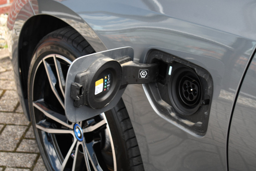 BMW 3 Serie Touring 330e xDrive M-Sport Pano ACC 360 H/K El-zetels HUD 19inch