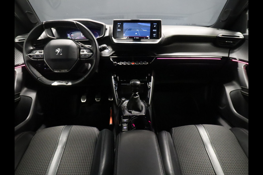 Peugeot 2008 1.2 PureTech GT [APPLE CARPLAY, DIGITAL DASH, SFEERVERLICHTING, TREKHAAK AFNEEMBAAR, CAMERA, CLIMATE CONTROL, HALF LEDER, DODEHOEK DETECTOR, NAVIGATIE, NIEUWSTAAT]