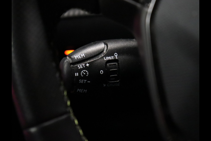 Peugeot 2008 1.2 PureTech GT [APPLE CARPLAY, DIGITAL DASH, SFEERVERLICHTING, TREKHAAK AFNEEMBAAR, CAMERA, CLIMATE CONTROL, HALF LEDER, DODEHOEK DETECTOR, NAVIGATIE, NIEUWSTAAT]